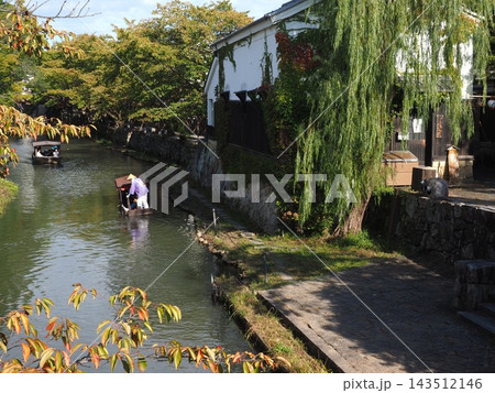 歴史情緒あふれる水郷の街並み。滋賀・八幡堀の舟めぐりと美しい秋の情景 143512146