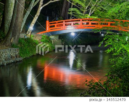森町・小國神社の新緑ライトアップ 一宮川に架かる朱色の太鼓橋（アスペクト比4:3） 143512470