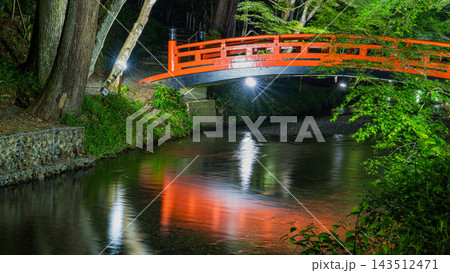 森町・小國神社の新緑ライトアップ 一宮川に架かる朱色の太鼓橋（アスペクト比16:9） 143512471