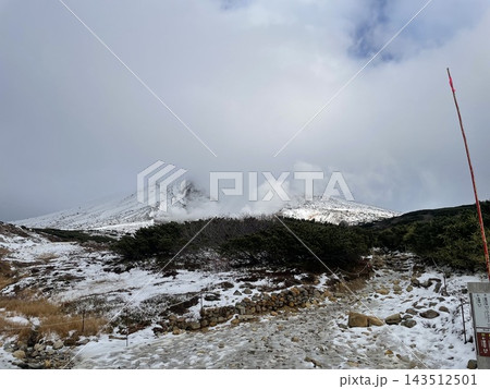 雪に覆われた大雪山と岩場の登山道 雪に覆われた大雪山と岩場の登山道 143512501
