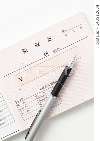 白背景に領収証 白背景に領収証 143512634