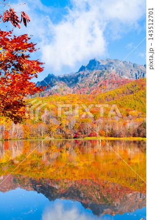 鏡池と戸隠山(秋) 鏡池と戸隠山(秋) 143512701