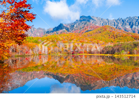 鏡池と戸隠山(秋) 鏡池と戸隠山(秋) 143512714