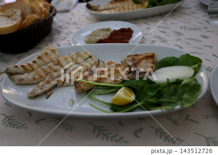イスタンブールの焼き魚とルッコラのプレート 143512726