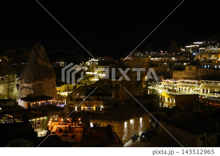 岩山のトルコ・カッパドキアの奇岩と街並みの夜景 143512965