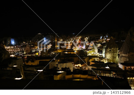 岩山のトルコ・カッパドキアの洞窟ホテルが輝く夜景 岩山のトルコ・カッパドキアの洞窟ホテルが輝く夜景 143512966