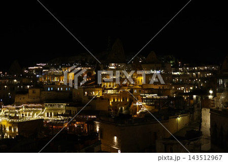 岩山のトルコ・カッパドキアの洞窟ホテル街の夜景 岩山のトルコ・カッパドキアの洞窟ホテル街の夜景 143512967