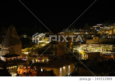 歴史地区のトルコ・カッパドキアの奇岩と街明かりの夜景 143512969
