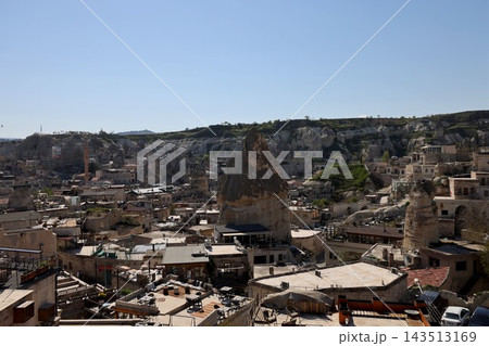 岩山のトルコ・カッパドキアの街並みと奇岩群 岩山のトルコ・カッパドキアの街並みと奇岩群 143513169
