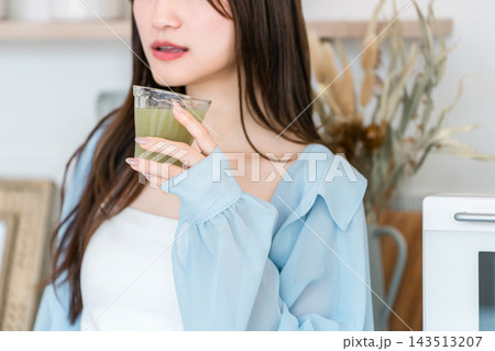 キッチンでスムージー,グリーンスムージー,野菜ジュース,ドリンクを飲む若いアジア人女性 キッチンでスムージー,グリーンスムージー,野菜ジュース,ドリンクを飲む若いアジア人女性 143513207