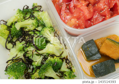 ブロッコリー、カボチャ、トマトの緑黄色野菜の作り置き常備菜、健康的な食生活を支える時短料理俯瞰 ブロッコリー、カボチャ、トマトの緑黄色野菜の作り置き常備菜、健康的な食生活を支える時短料理俯瞰 143514393