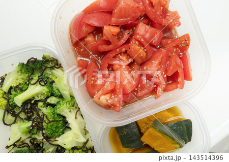 ブロッコリー、カボチャ、トマトの緑黄色野菜の作り置き常備菜、健康的な食生活を支える時短料理俯瞰 ブロッコリー、カボチャ、トマトの緑黄色野菜の作り置き常備菜、健康的な食生活を支える時短料理俯瞰 143514396