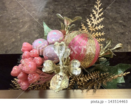 ピンクのかわいいクリスマス飾り 143514463