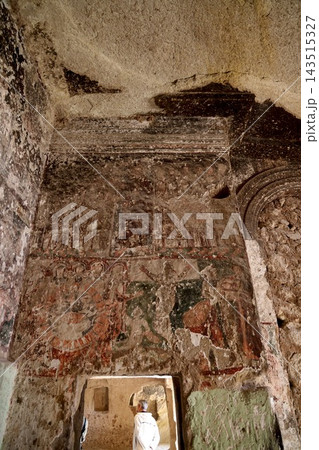 カッパドキアの岩窟教会に残るビザンチン時代の宗教壁画 143515327