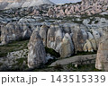 岩山のトルコ・カッパドキアの奇岩群と妖精の煙突 143515339