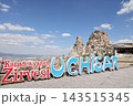 岩山のトルコ・カッパドキアのウチヒサール城と観光看板 143515345