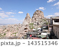 山岳都市のトルコ・カッパドキアのウチヒサール城と岩窟住居 143515346