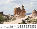 岩山のトルコ・カッパドキアの妖精の煙突と奇岩風景 143515353