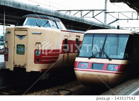 地上駅時代のJR長野駅で並ぶ381系特急しなの号とパノラマグリーン車クロ381形 143517542