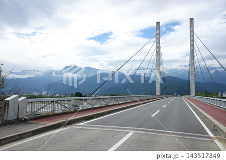 長野県大町市 高瀬川の宮本橋 長野県大町市 高瀬川の宮本橋 143517849