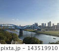 日本の東京にある多摩川に架かるモダンな青いアーチ型の丸子橋 143519910
