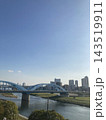 日本の東京にある多摩川に架かるモダンな青いアーチ型の丸子橋 143519911