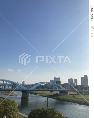 日本の東京にある多摩川に架かるモダンな青いアーチ型の丸子橋 日本の東京にある多摩川に架かるモダンな青いアーチ型の丸子橋 143519911