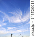 青空に羽のように渦巻く美しい薄雲と電線の躍動感ある背景素材 143520013