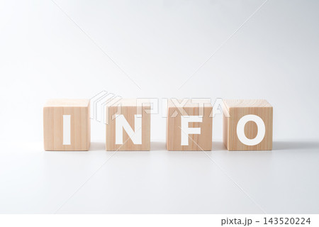 木のブロックに「INFO」のアルファベット 木のブロックに「INFO」のアルファベット 143520224