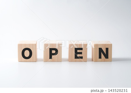 木のブロックに「OPEN」のアルファベット 143520231