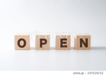 木のブロックに「OPEN」のアルファベット 143520232