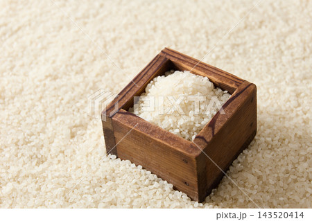 枡に盛った白米 143520414