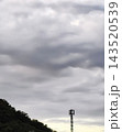 曇り空と山影に立つ通信基地局・電波塔のシルエット（コピースペースあり） 143520539