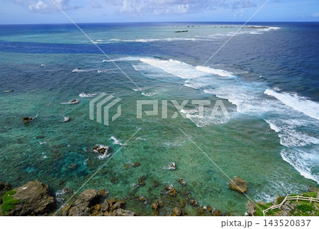 南国の海に広がるサンゴ礁の浅瀬がきれい はがきサイズ・8月宮古島71東平安名崎 南国の海に広がるサンゴ礁の浅瀬がきれい はがきサイズ・8月宮古島71東平安名崎 143520837