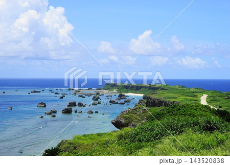 孤島の灯台と海に散りばめた岩々が美しい　はがきサイズ・8月宮古島81東平安名崎 143520838