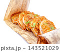 竹の皮に包んだレンコンのサツマ揚げ【白背景・切り抜き】 143521029