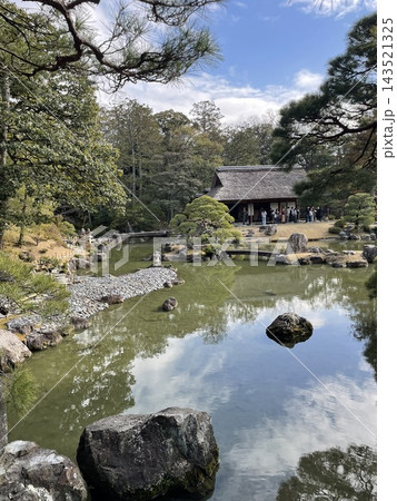 京都 桂離宮 洲浜と松琴亭 天橋立に見立てた回遊式庭園と水鏡の風景 143521325