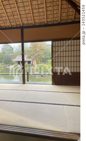 京都 名園 桂離宮 茶屋「月波楼」 化粧屋根裏と畳の部屋から見る庭園景観 京都 名園 桂離宮 茶屋「月波楼」 化粧屋根裏と畳の部屋から見る庭園景観 143521459