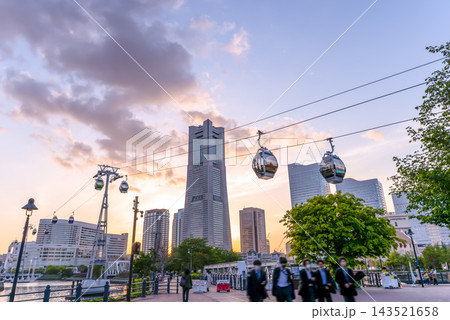 横浜みなとみらい 運河パークの夕景とヨコハマエアキャビン 横浜みなとみらい 運河パークの夕景とヨコハマエアキャビン 143521658