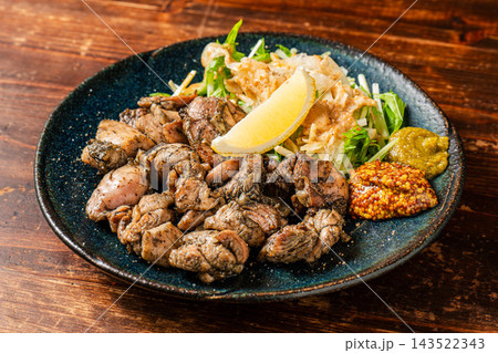 香ばしく炭火で炙ったジューシーな鶏もも肉の炭火焼き 香ばしく炭火で炙ったジューシーな鶏もも肉の炭火焼き 143522343