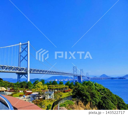 真っ青な青空と海の中に佇む瀬戸大橋 143522717
