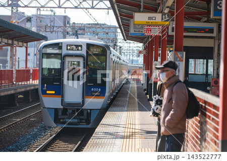 Nankai train arrive to Sumiyoshitaisha station platform, Osaka 143522777
