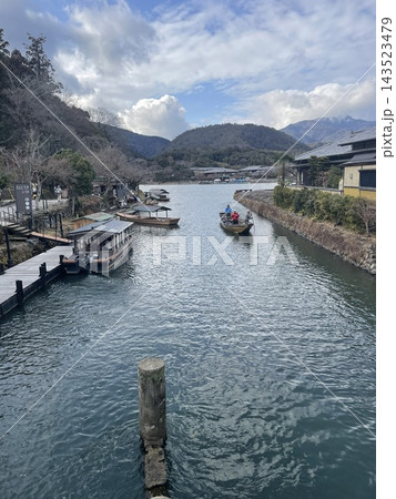 京都・嵐山の冬景色 渡月橋から望む大堰川と屋形船 京都・嵐山の冬景色 渡月橋から望む大堰川と屋形船 143523479