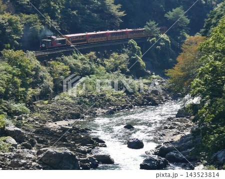 保津峡をゆく嵯峨野観光鉄道のトロッコ列車 143523814