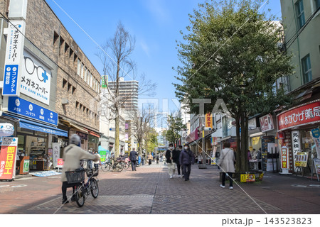 横浜市中区 関内駅近くの伊勢佐木町商店街とイセザキモールの街並み 横浜市中区 関内駅近くの伊勢佐木町商店街とイセザキモールの街並み 143523823