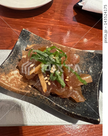 和風の角皿に盛り付けられた魚の醤油漬け(大葉と白ごま添え) 和風の角皿に盛り付けられた魚の醤油漬け(大葉と白ごま添え) 143524175