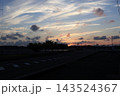 浜松市の道路を染める黄金色の夕焼け 143524367