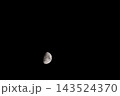 黒い夜空に浮かぶ満ちてゆく月 143524370