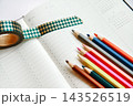手帳とカラフルな色鉛筆とマスキングテープ 143526519
