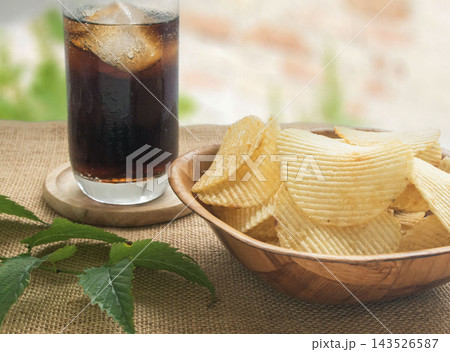 コーラ ポテトチップス 炭酸飲料 スナック菓子  143526587
